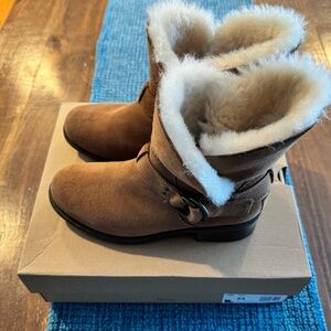 Women’s UGG Bodie Brown Boots Size 8.5 - Like New with Packaging